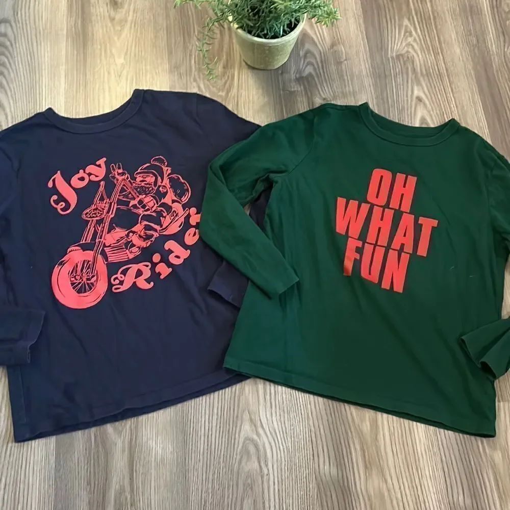 ((2 PIECE)) GAP BOYS 100% COTTON LONG SLEEVE HOLIDAY TEES LIKE NEW
